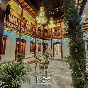 4* Hotel & Rooftop King Experience By David